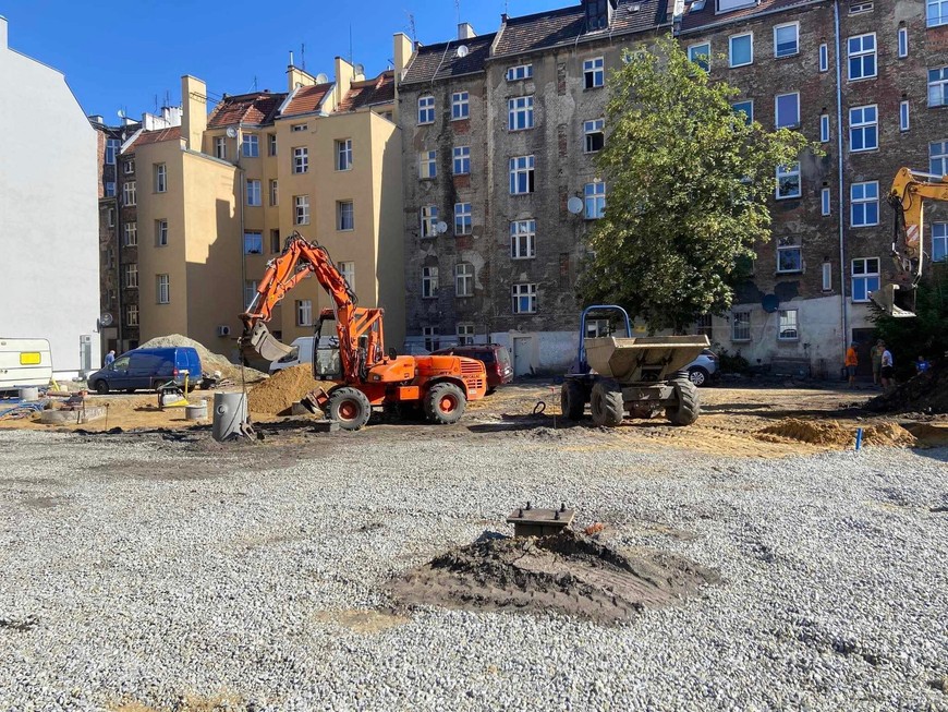 Obecnie na podwórku trwają prace budowlane. Już widać pierwsze zarysy nowych przestrzeni we wnętrzu