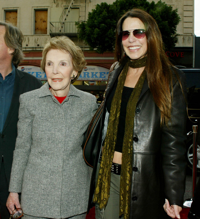 Nancy Reagan z córką Patricią w 2003 roku