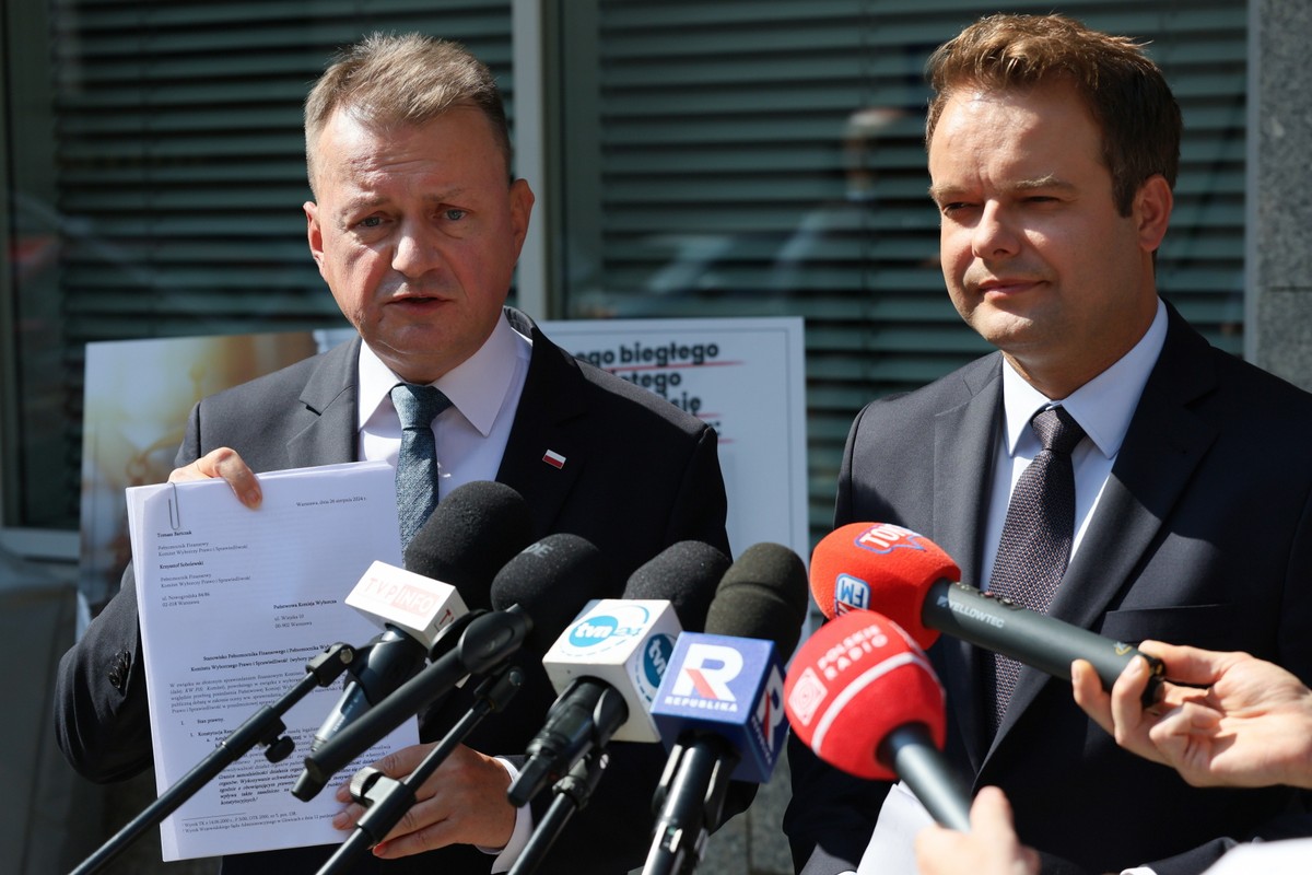 Warszawa, 27.08.2024. Przewodniczący KP PiS Mariusz Błaszczak (L) oraz rzecznik PiS Rafał Bochenek (P) na konferencji prasowej przed siedzibą Państwowej Komisji Wyborczej w Warszawie, 27 bm. W czwartek 29 bm. zaplanowane jest posiedzenie PKW ws. sprawozdania PiS z wyborów parlamentarnych. (mr) PAP/Paweł Supernak