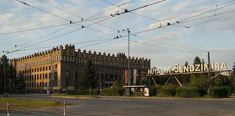 Widok na dawne centrum administracyjne Huty Sendzimira w Krakowie - Zygmunt Put Zetpe0202/lic.CC BY-SA 3.0