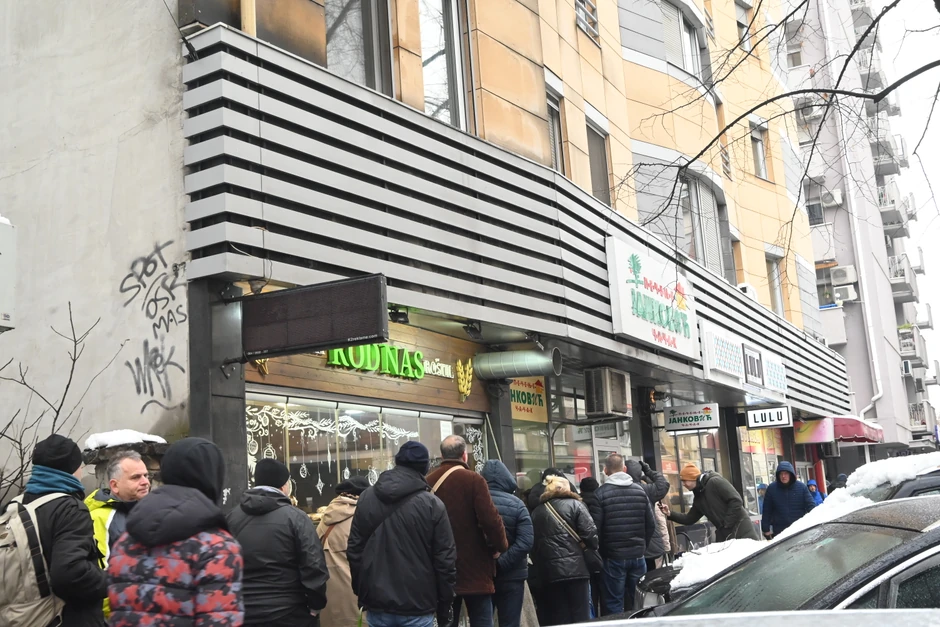 "Nismo naručili na vreme, pa sad ostaje samo da stojimo u redu i nadamo se da neće nestati"