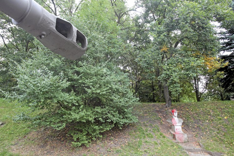 Wandale oblali czerwoną farbą pomniki na cmentarzu żołnierzy Armii Czerwonej