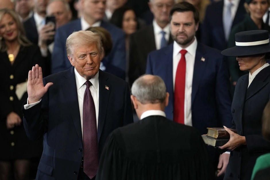 Donald Tramp polaže zakletvu na inauguraciji