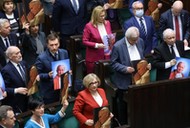 PiS uchwałami nie zatrzyma korozji autorytetu Jana Pawła II – czy na sporze o papieża utrzyma władzę?