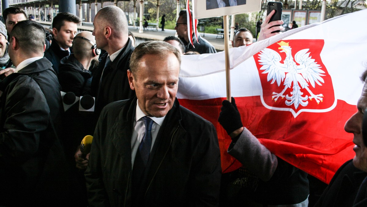 Donald Tusk powitany na dworcu w Sopocie