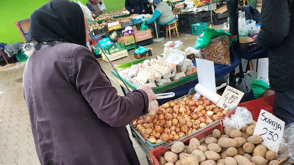 Krakowskie stragany nie odstraszają klientów cenami warzyw i owoców