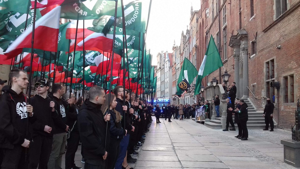 Zdaniem autorów zawiadomienia do prokuratury, podczas sobotniego marszu działacze ONR złamali kilkukrotnie prawo, m.in. nawołując do nienawiści. - Paweł Adamowicz powinien takie zgromadzenie rozwiązać, ale tego nie zrobił – przekonują w rozmowie z Onetem przedstawiciele Ogólnopolskiego Strajku Kobiet. Urzędnicy odpierają zarzuty, zwracając uwagę na sytuację, w której na ulicach miasta wybuchłyby zamieszki.