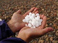 W Stanach Zjednoczonych spadł grad wielkości piłek tenisowych. Uszkodził samochody
