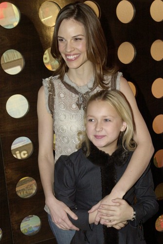 Skye McCole Bartusiak i Hilary Swank na premierze filmu 'Cudotwórczyni' w 2000 roku