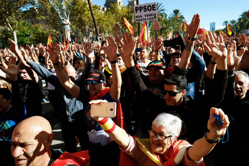 Mossos d'Esquadra police officers and protesters from Committees for the Defence of the Republic (CD