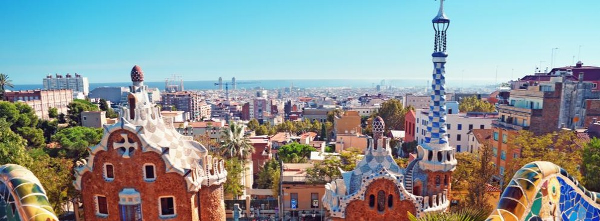 Barcelona – to hiszpańskie miasto, jest jednym z najchętniej odwiedzanych przez turystów miast na całym świecie. Położona nad Morzem Śródziemnym Barcelona, to idealne miejsce to spędzenia urlopu. Rano relaks na plaży, a popołudniem zwiedzanie zabytków, których w Barcelonie nie sposób nawet wszystkich wymienić. Do najważniejszych należą: Sagrada Familia, Park Güell, La Rambla, Port Vell, Bari Gotic oraz kamienice wybudowane w niepowtarzalnym stylu Gaudiego.