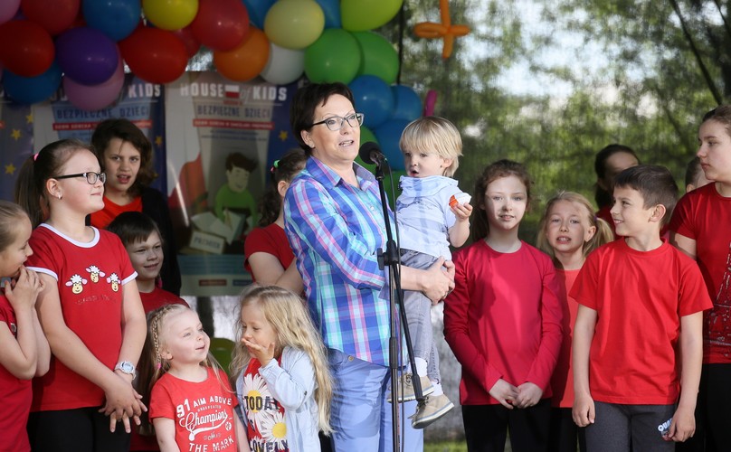 Premier Ewa Kopacz z wnuczkiem Julkiem w ogrodach Kancelarii Prezesa Rady Ministrów