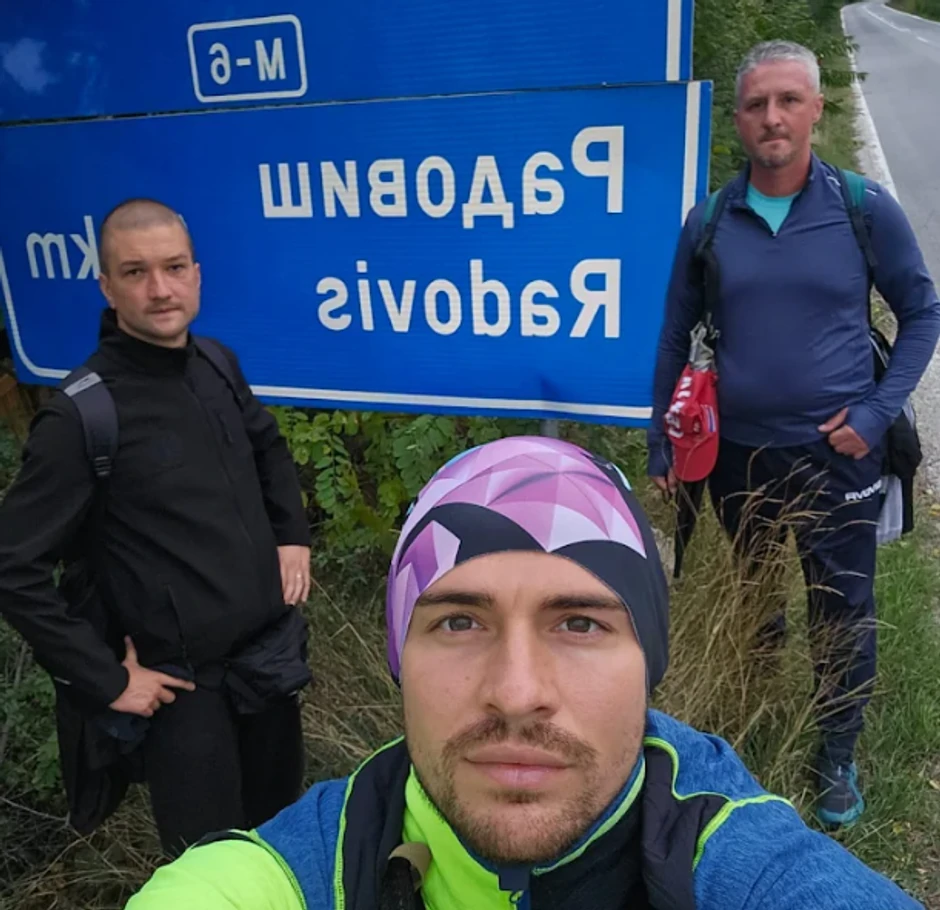 Policajci idu peške do Hilandara zbog dece leptira