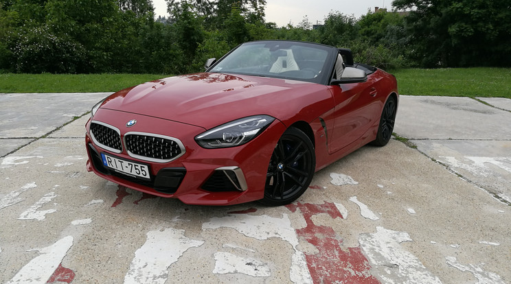 Eszméletlen dögös autó a Z4-es, a kipróbált M40i verzió pedig menetteljesítményben is hozza azt, amit egy sportos BMW-től elvárunk