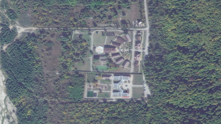 Zdjęcie satelitarne obozu dla dzieci ukraińskich znanego jako Gornyj Kliucz, październik 2022 r.