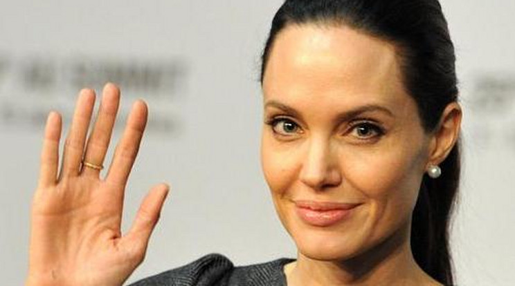 Angelina Jolie megható ígérete halott édesanyjának