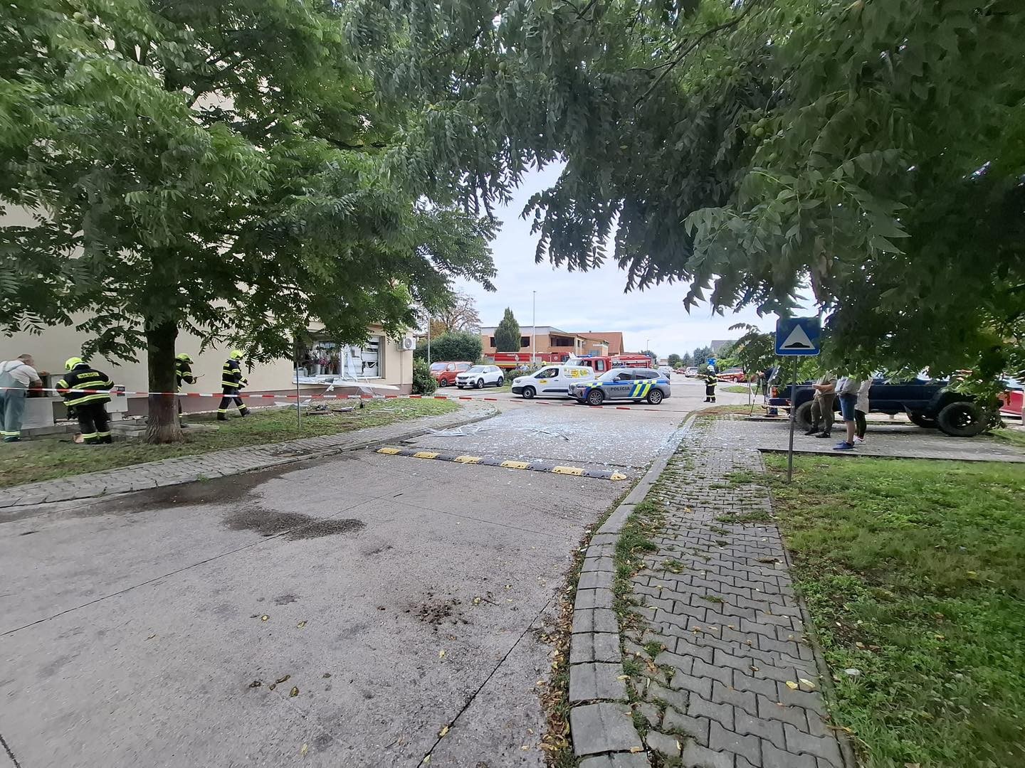 Dopoludnia došlo k výbuchu a požiaru na Slnečnej ulici v Senci.