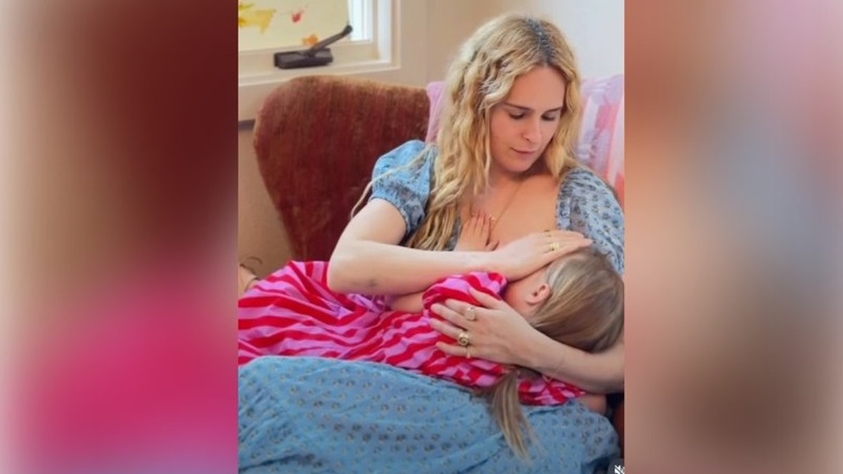 Ćerku Brusa Vilisa napali jer doji trogodišnju dete