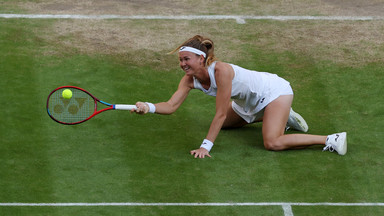 Co za akcja w ćwierćfinale Wimbledonu! Odegrała piłkę leżąc i wygrała punkt [WIDEO]