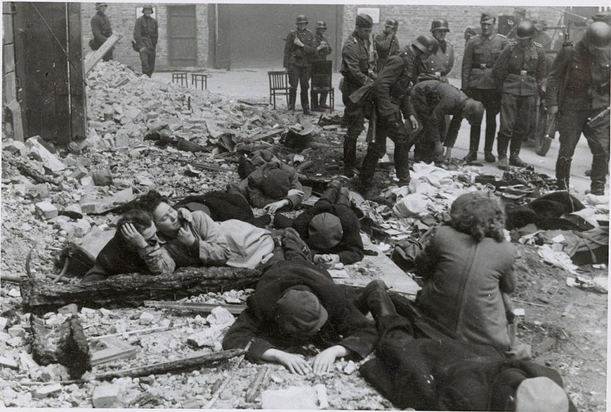 Fotografia z raportu Stroopa. Oryginalny podpis: "Dopiero co wyciągnięci z bunkra"