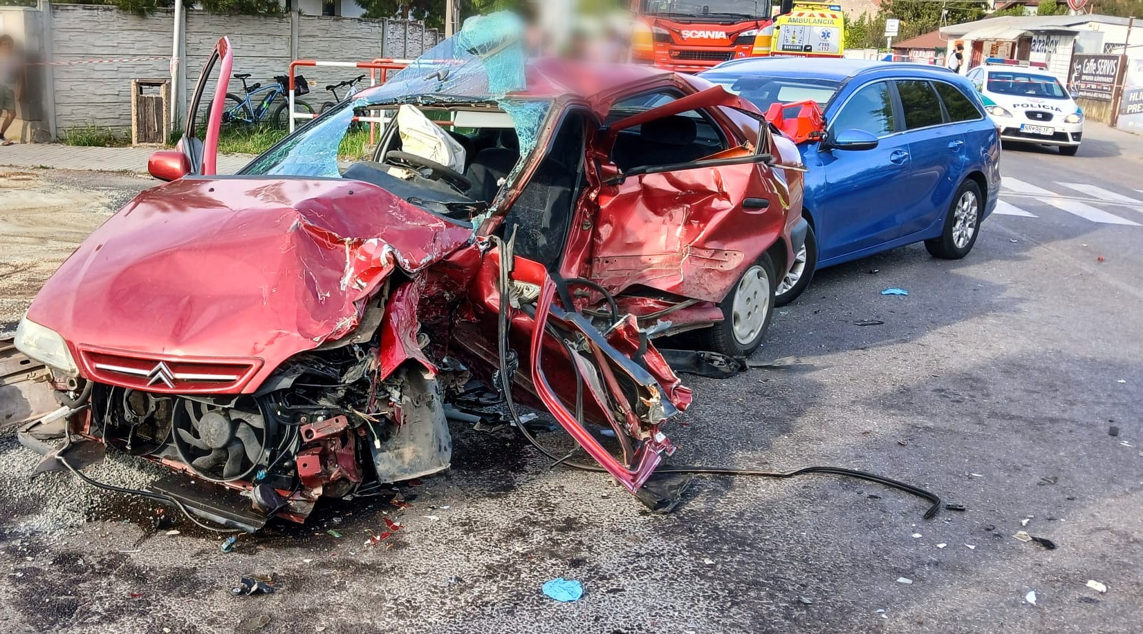 Zrazili sa tri osobné motorové vozidlá.