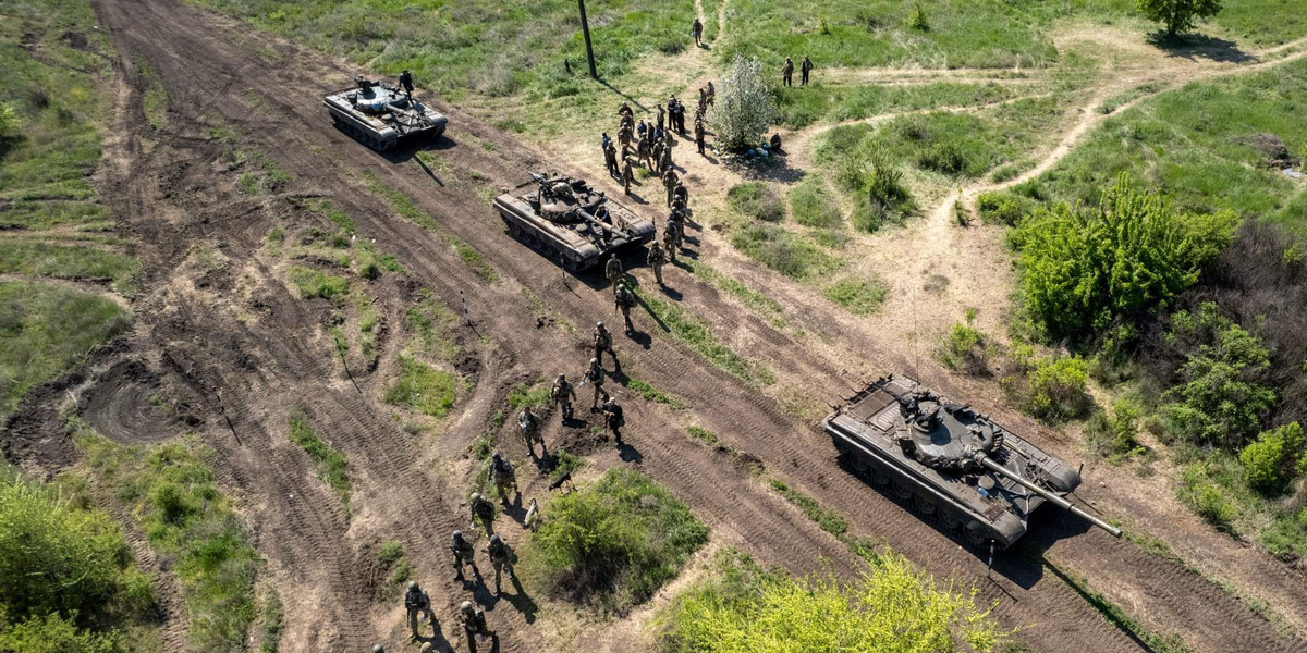 Podarowane przez Polskę ukraińskiej armii czołgi T-72M1 koło Krzywego Rogu — zdjęcie z późnej wiosny 2022 r.