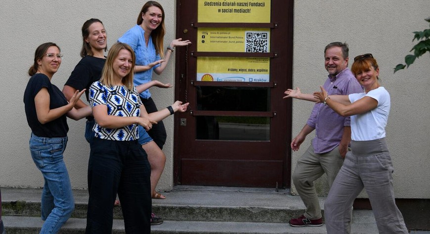 Centrum Edukacji i Wsparcia ma siedzibę na os. Górali 24. Prowadzi je fundacja Internationaler Bund Polska znana z takich projektów jak Szafa Dobra, Kraków Wspólnie i Centrum Wielokulturowe. Realizacja projektu jest możliwa dzięki finansowaniu Shell Polska i współpracy z Urzędem Miasta Krakowa.