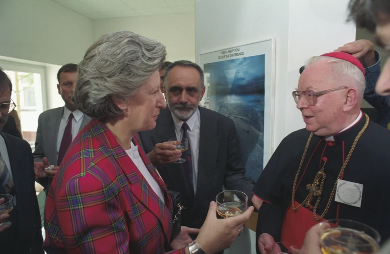 Kard. Gulbinowicz w czasie rozmowy z premier Hanną Suchocką. Trzebnica, 1993 r.