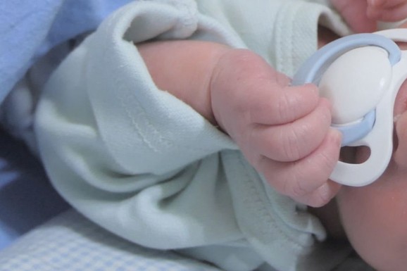 (VIDEO) GASIO CIGARE PO TELU BEBE, PA JE ZVERSKI GRIZAO Majka sve gledala i ćutala