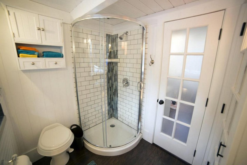 Łazienka również jest rozświetlona dziennym światłem, a białe ściany optycznie powiększają wnętrze.