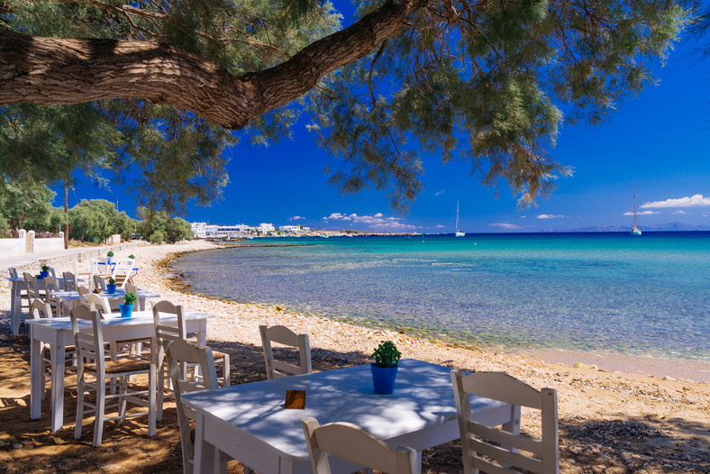 Restauracja na greckiej plaży (Zdjęcie ilustracyjne)