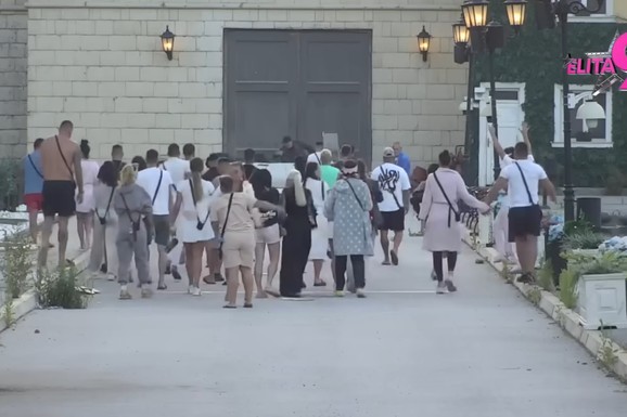 ŠOK U ELITI 9! Voditelj saopštio ko napušta rijaliti, takmičari zajedno krenuli ka kapiji - njen odlazak nisu očekivali