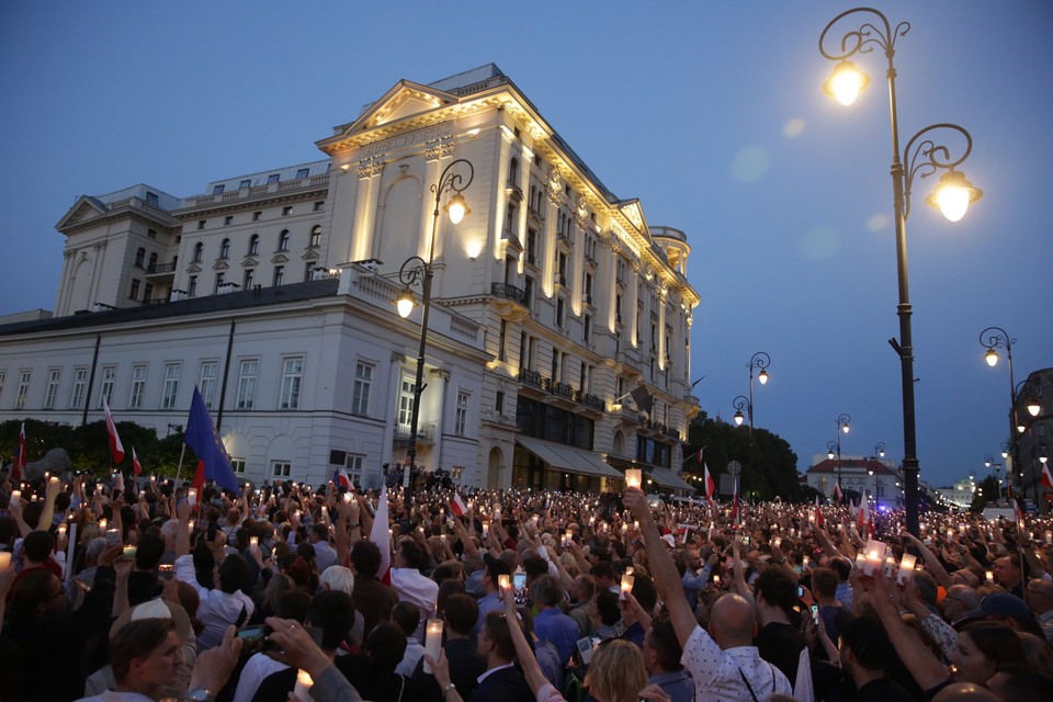 Protestujący przed Pałacem Prezydenckim w Warszawie