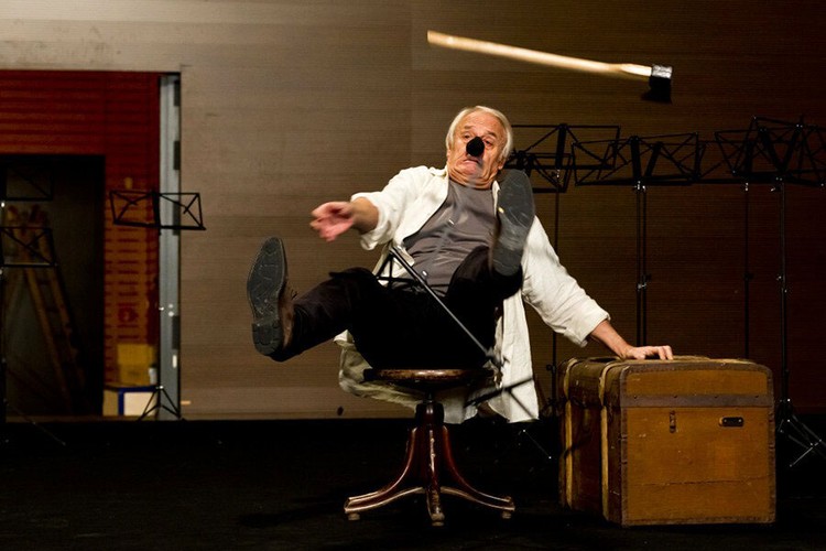 Klauni, reż. Viktor Tauš
<br><br>
Świetnie przyjęty w Czechach (8 nominacji do Złotych Lwów, odpowiedników czeskich Oscarów!) film Viktora Tauša, w którym zagrała laureatka nagrody dla najlepszej aktorki w Cannes Kati Outinen, to rasowa czeska komedia, którą wypełniają ciepły humor i powaga. Ceniony w ojczyźnie reżyser żartuje sobie z problemów starości, z kultu celebrytów czy wreszcie z przywar Czechów, czym zaskarbia sobie sympatię widzów i krytyków, również w Polsce. Wszak nie od dziś wiadomo, że kiedy chodzi o poczucie humoru, Polak i Czech to dwa bratanki! [opis dystrybutora]