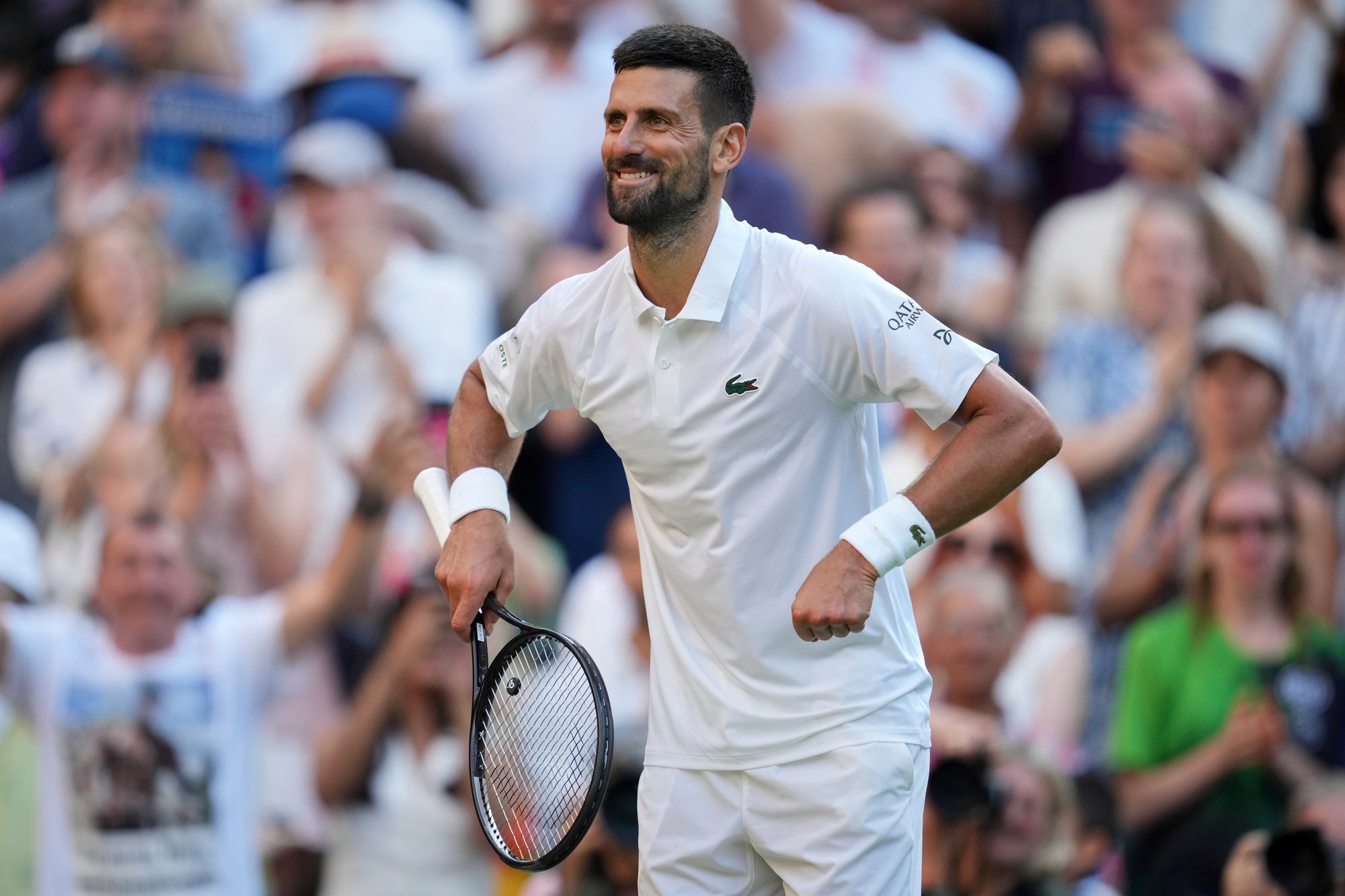 Srbský tenista Novak Djokovič počas zápasu vo Wimbledone.