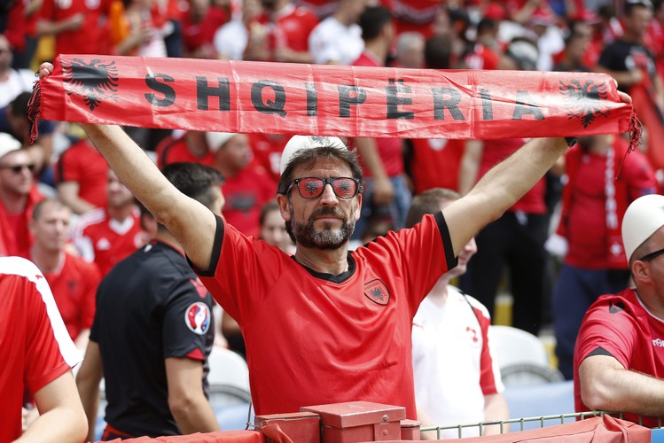 'Gang Albanii' na trybunach stworzył 'piekło', ale na Szwajcarów to nie wystarczyło