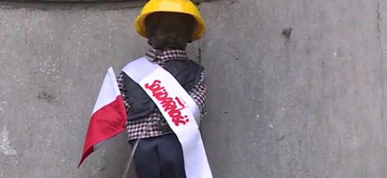 Manneken Pis, czyli symbol Brukseli, w stroju polskiego stoczniowca. Zobacz WIDEO