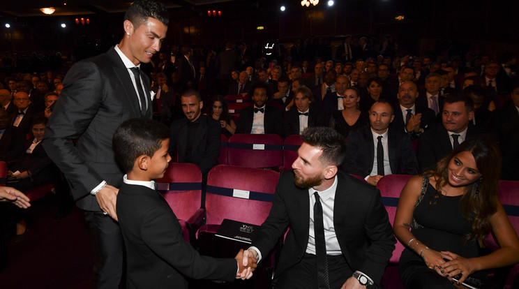 Cristiano Jr. és Messi kézfogója sem maradhatott el /Fotó: AFP