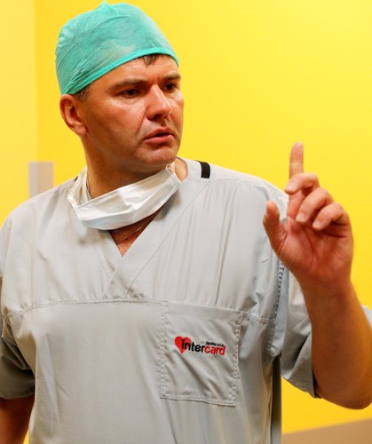 PROFESOR DARIUSZ DUDEK WSZCZEPIŁ NAJMNIEJSZY STYMULATOR SERCA