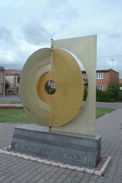 Pomnik symbolizujący Geometryczny Środek Polski / fot. Wiki Commons