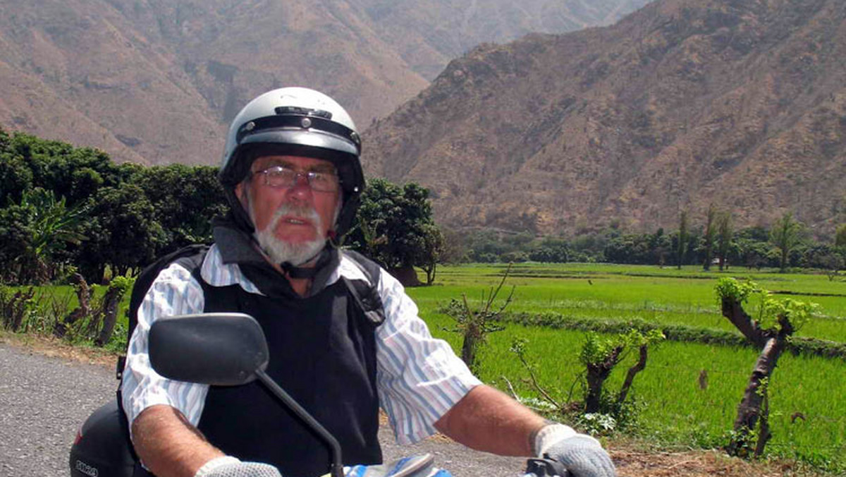 Mam 77 lat. Powinienem być bardziej odpowiedzialny i zachowywać się stosownie do wieku. Ale zamiast jeździć pomalutku wózkiem po polu golfowym, wolę spędzić sześć miesięcy, przemierzając Indie na motorze.