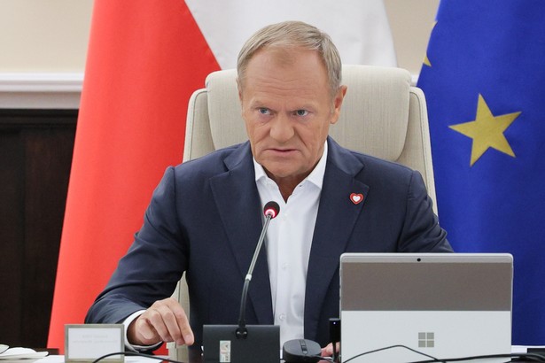 Warszawa, 24.09.2024. Premier Donald Tusk podczas posiedzenia rządu w siedzibie Kancelarii Prezesa Rady Ministrów w Warszawie, 24 bm. Rada Ministrów zajmie się raportem o sytuacji powodziowej, projektem noweli o szczególnych rozwiązaniach związanych z usuwaniem skutków powodzi oraz przygotowanym w MON projektem, którego celem jest m.in. uatrakcyjnienie terytorialnej służby wojskowej i zwiększenie liczebności Sił Zbrojnych