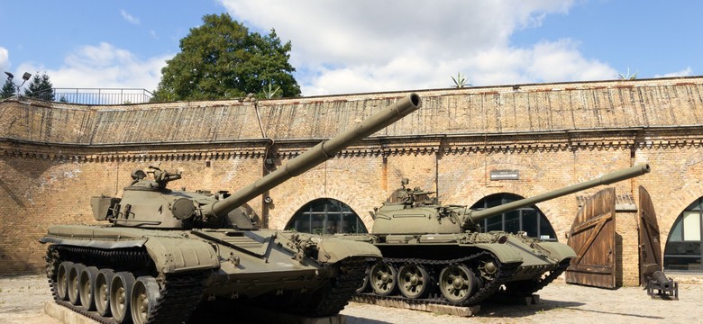 Pijany 49-latek w czołgu T-55. Urządził sobie rajd po ulicach Pajęczna