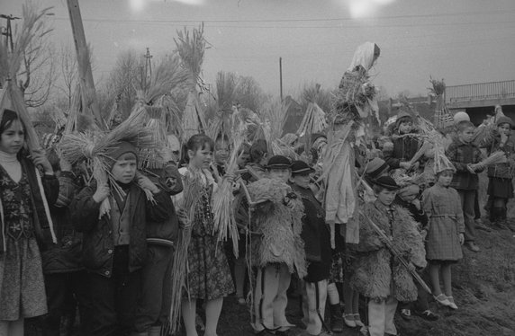 Dzieci w strojach góralskich z kukłą Marzanny nad brzegiem Dunajca. Z prawej fragment mostu (NAC, domena publiczna, sygnatura 3/53/0/6/341).