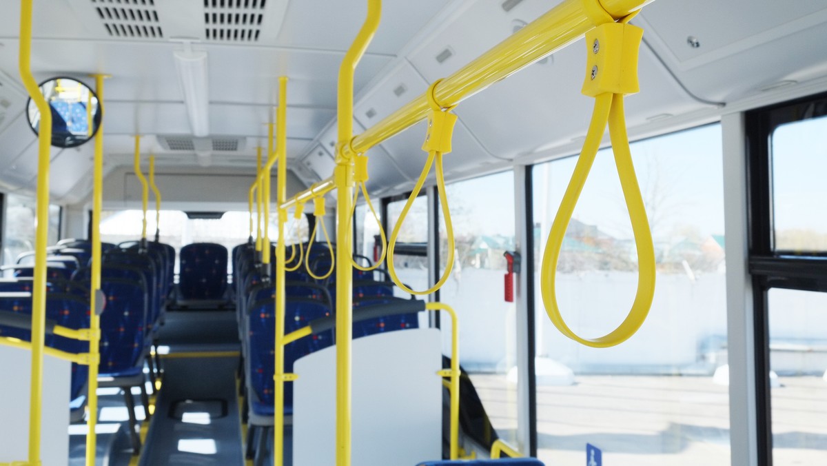 Właściciele samochodów oraz ich współpasażerowie będą mogli jutro podróżować bezpłatnie autobusami, tramwajami, trolejbusami na terenie Górnośląsko-Zagłębiowskiej Metropolii. Bezpłatne przejazdy wprowadzono z powodu prognozowanego przekroczenia norm jakości powietrza.