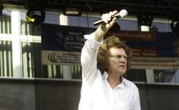 Krakowscy artyści śpiewają Wodeckiego. "Razem być" [WIDEO]