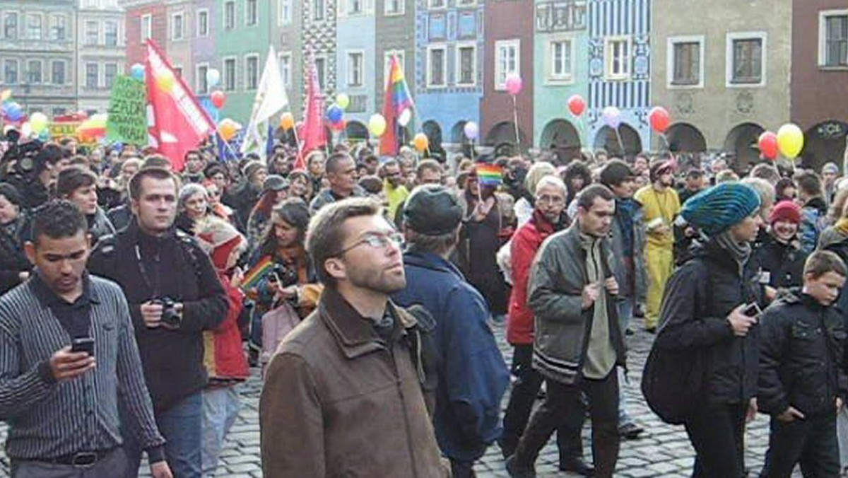 Od ponad dziesięciu lat w połowie listopada ulicami Poznania przechodził marsz równości, którego uczestnicy protestowali przeciwko dyskryminacji różnych grup społecznych - osób innego koloru skóry, wyznania, orientacji seksualnej czy niepełnosprawnych. W tym roku demonstracja odbędzie się w nowej formule, którą aktywiści z grupy Stonewall planują zorganizować 26 września, a przez cały poprzedzający demonstrację tydzień odbywać będą się wydarzenia towarzyszące, wśród których będą konferencje, debaty i projekcje filmowe w różnych kinach.