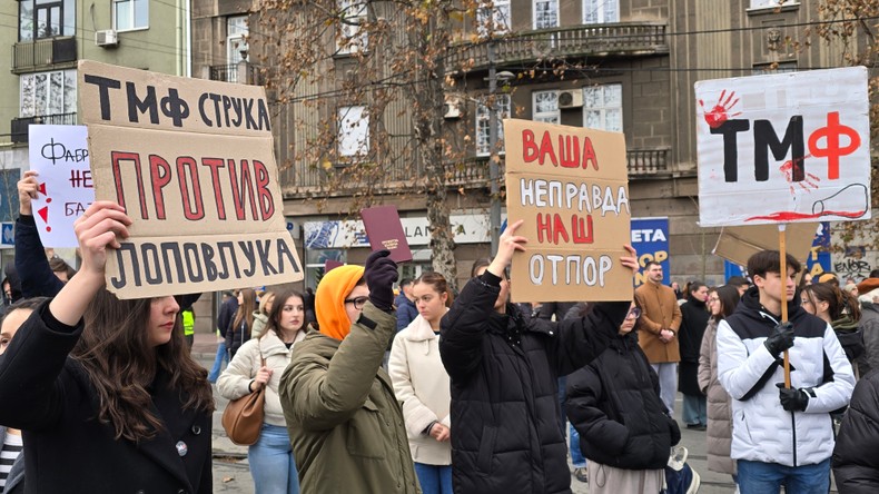 Studenti u Beogradu blokirali saobraćaj na 15 minuta (FOTO)