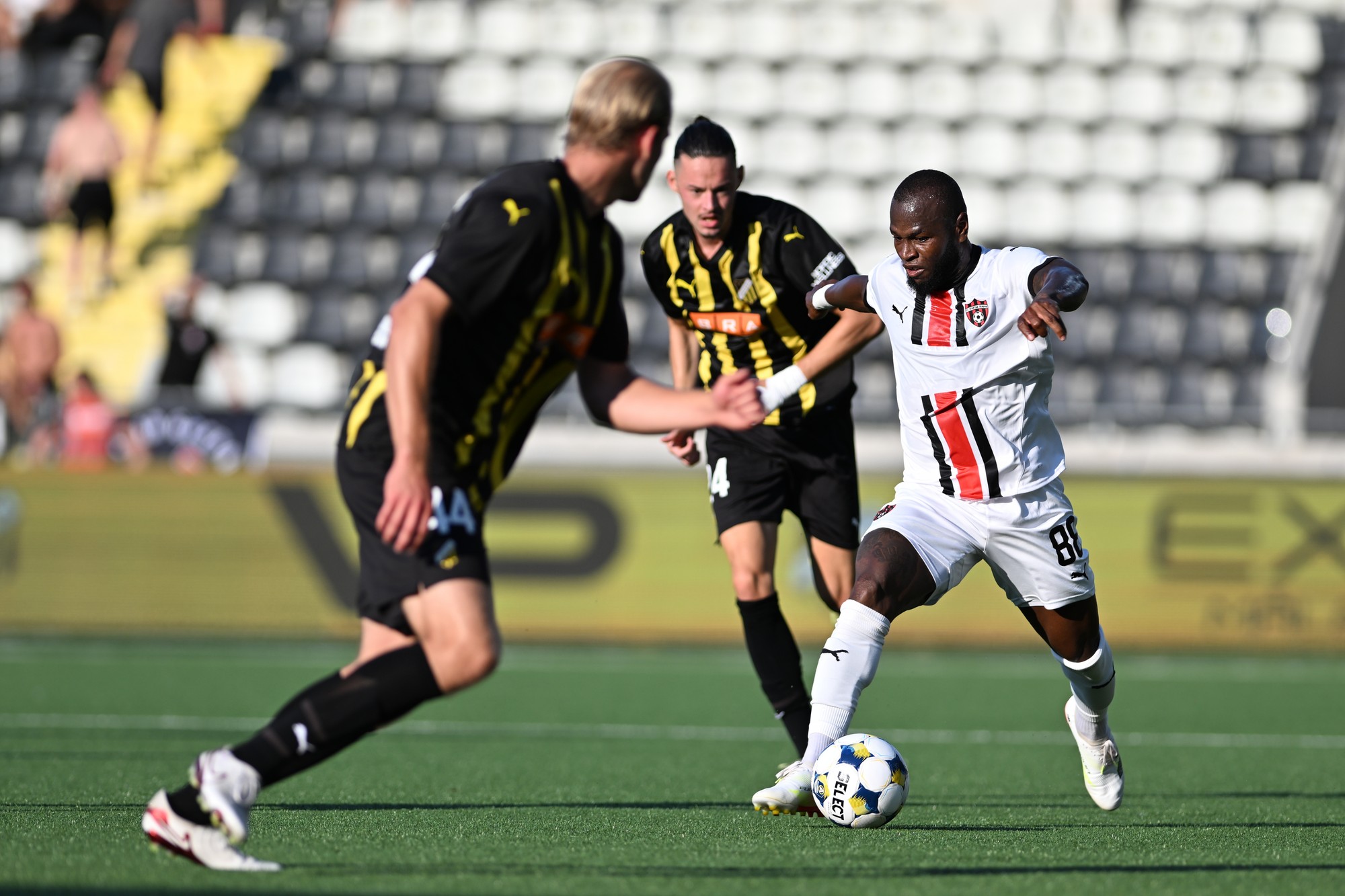 Zľava Harry Hilvenius, Amor Layouni (obaja Häcken) a Cedric Badolo (Trnava).