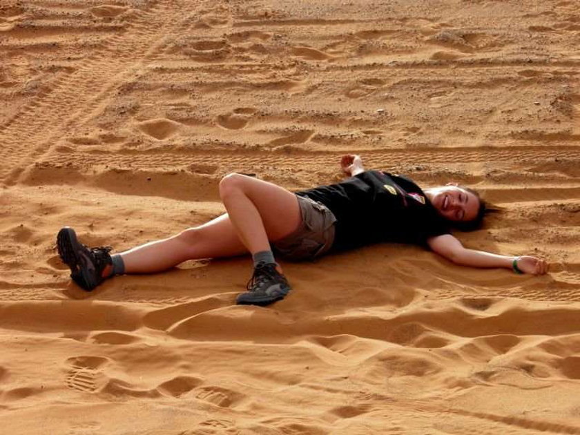 Spocona Anna Dereszowska na pustyni. FOTO